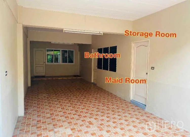 ทาวน์เฮาส์ ให้เช่าหรือขายในPrawet, Bangkok - พื้นที่ชั้นล่างปูกระเบื้อง มีประตูเข้าห้องแม่บ้าน ห้องเก็บของ และห้องน้ำ