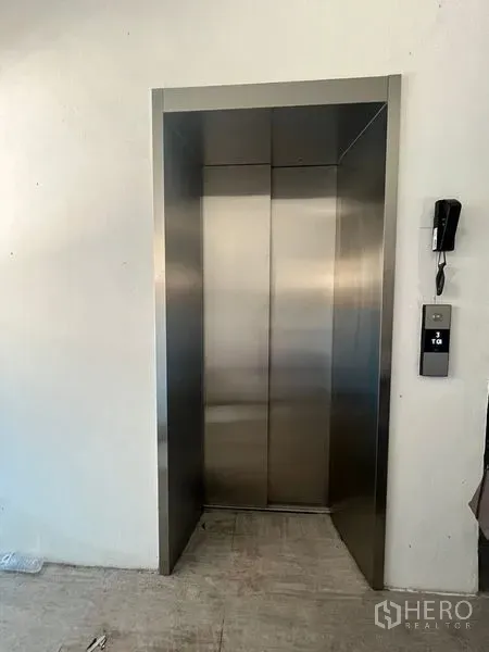 店屋 出租在Bang Rak, Bangkok - 店屋大厅内的不锈钢客用电梯