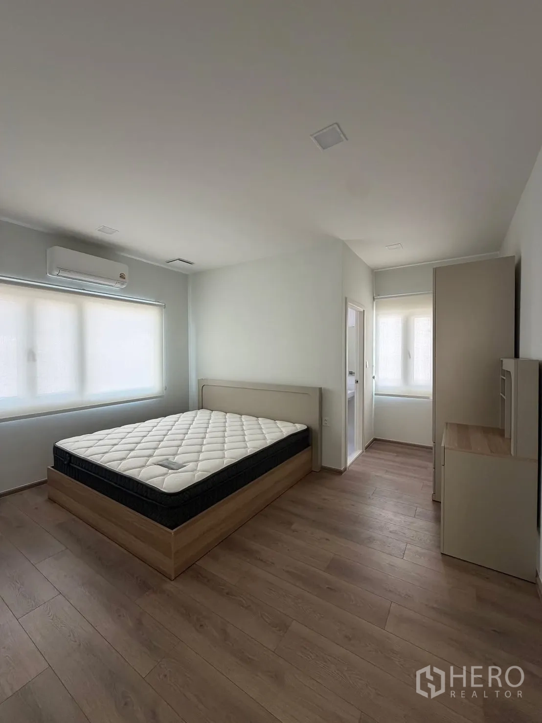 บ้าน ให้เช่าในBang Na, Bangkok - ห้องนอนกว้าง เตียงฐานไม้ พื้นไม้โทนอุ่น