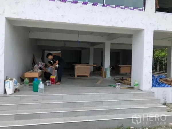 พื้นที่ขายปลีก ให้เช่าในLat Krabang, Bangkok - ทางเข้าร้านชั้นล่างกว้างพร้อมขั้นบันไดและพื้นที่โล่งระหว่างตกแต่ง