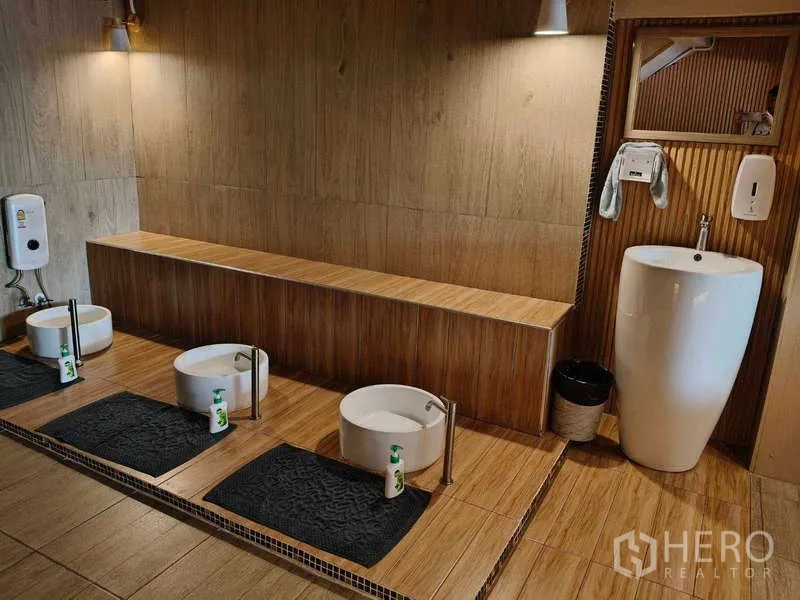 店屋 出租或出售在Watthana, Bangkok - 三只足浴盆与高脚洗手盆置于抬高木台。