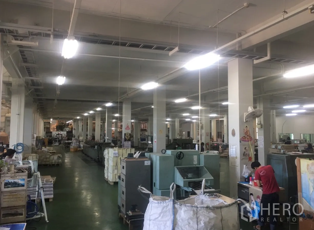 工厂 出售在Mueang Samut Sakhon, Samut Sakhon - 生产车间，机器设备与柱网，条形灯照明明亮。