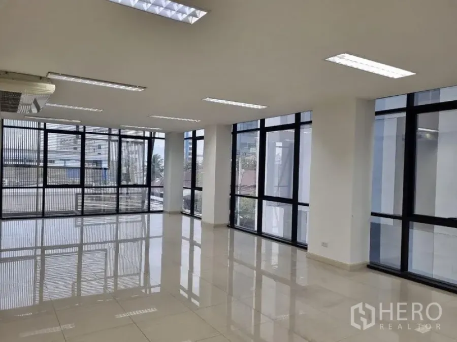 สำนักงาน ให้เช่าในBang Kho Laem, Bangkok - ออฟฟิศห้องมุมโปร่งสว่าง ผนังกระจกกรอบอลูมิเนียม พื้นกระเบื้องเงา และไฟเพดานแบบฝัง