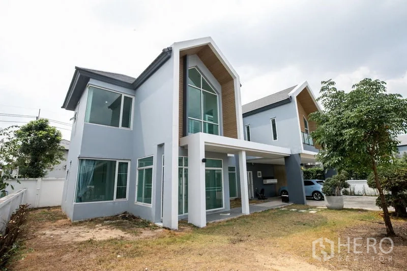 บ้าน ให้เช่าหรือขายในLam Luk Ka, Pathum Thani - ด้านหลังบ้านพร้อมเฉลียงมีหลังคาและสนามหญ้าส่วนตัว