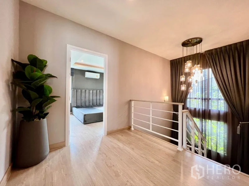 บ้าน ขายในBang Sao Thong, Samut Prakan - โถงชั้นบนสว่างด้วยโคมไฟห้อย ผ้าม่านทึบสูง และประตูเข้าสู่ห้องนอนในบ้าน 2 ชั้น