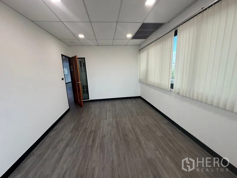 办公空间 出租在Khlong Toei, Bangkok - 次级办公室，带百叶和大窗，门通向走廊