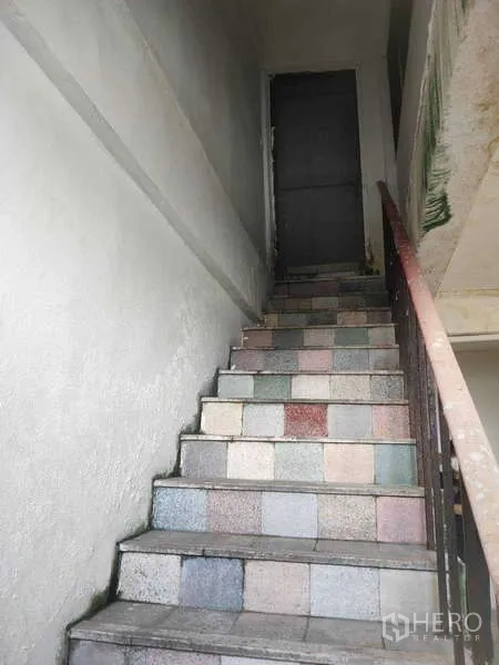 店屋 出售在Phra Khanong, Bangkok - 楼梯铺彩色瓷砖，金属扶手。