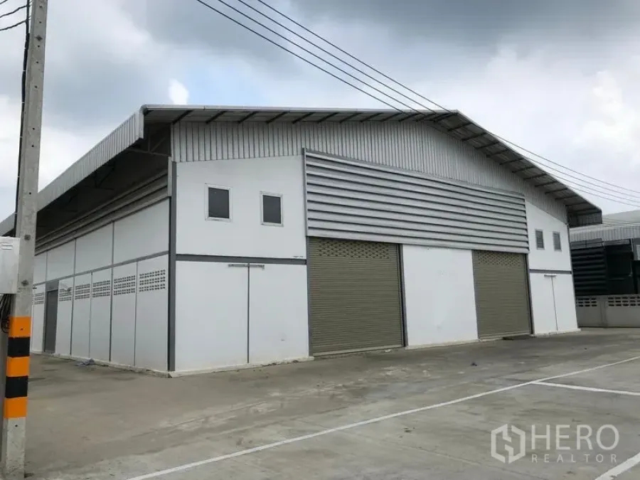 คลังสินค้า ให้เช่าในSam Khok, Pathum Thani - มุมมองมุมอาคาร โกดังหลังคาเมทัลชีท มีจุดขนถ่ายสินค้าและพื้นที่จอดรถกว้าง