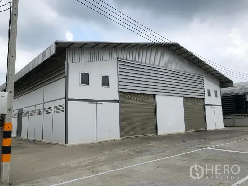 คลังสินค้า ให้เช่าในSam Khok, Pathum Thani - มุมมองมุมอาคาร โกดังหลังคาเมทัลชีท มีจุดขนถ่ายสินค้าและพื้นที่จอดรถกว้าง