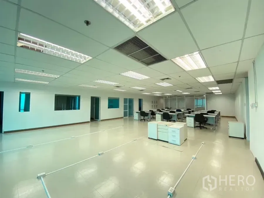 办公空间 出租 - 宽敞开放办公区，工位、抽屉柜及地面走线盒。