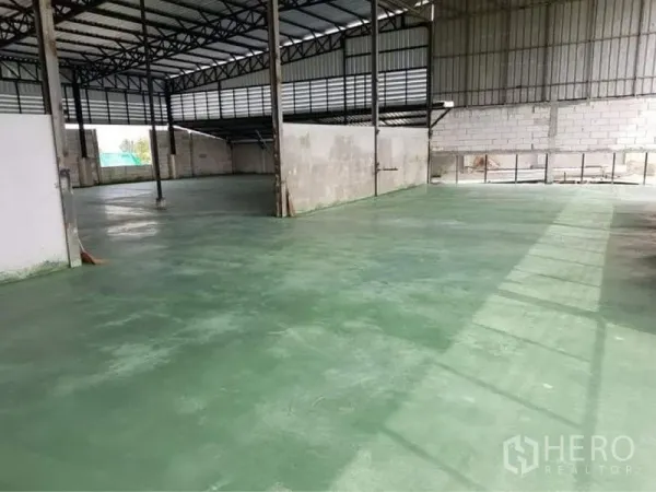 货栈 出售在Lam Luk Ka, Pathum Thani - 开放式存储区，层高高，带通风百叶与耐用地面。