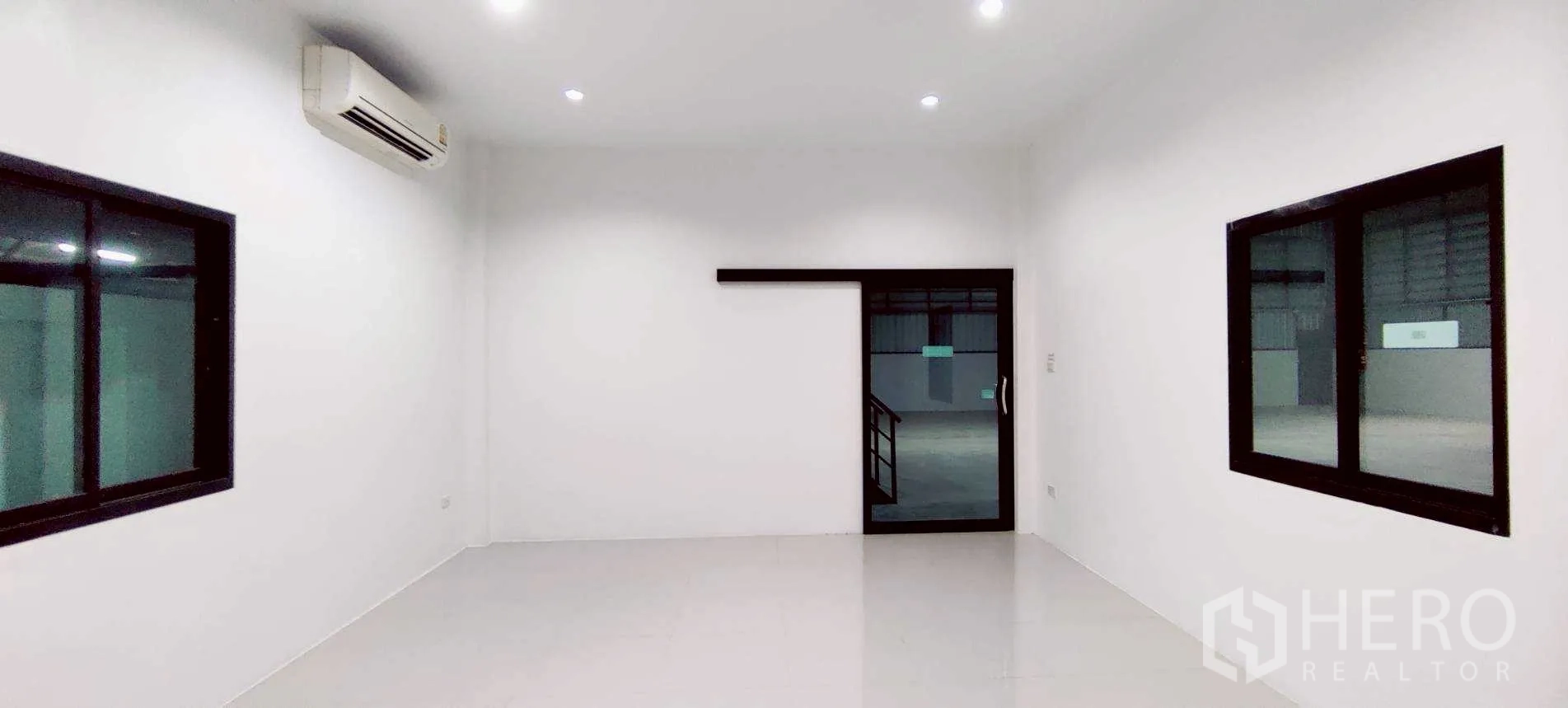 货栈 for rent in Lam Luk Ka, Pathum Thani - 空调办公室，白色墙面与黑色窗框。