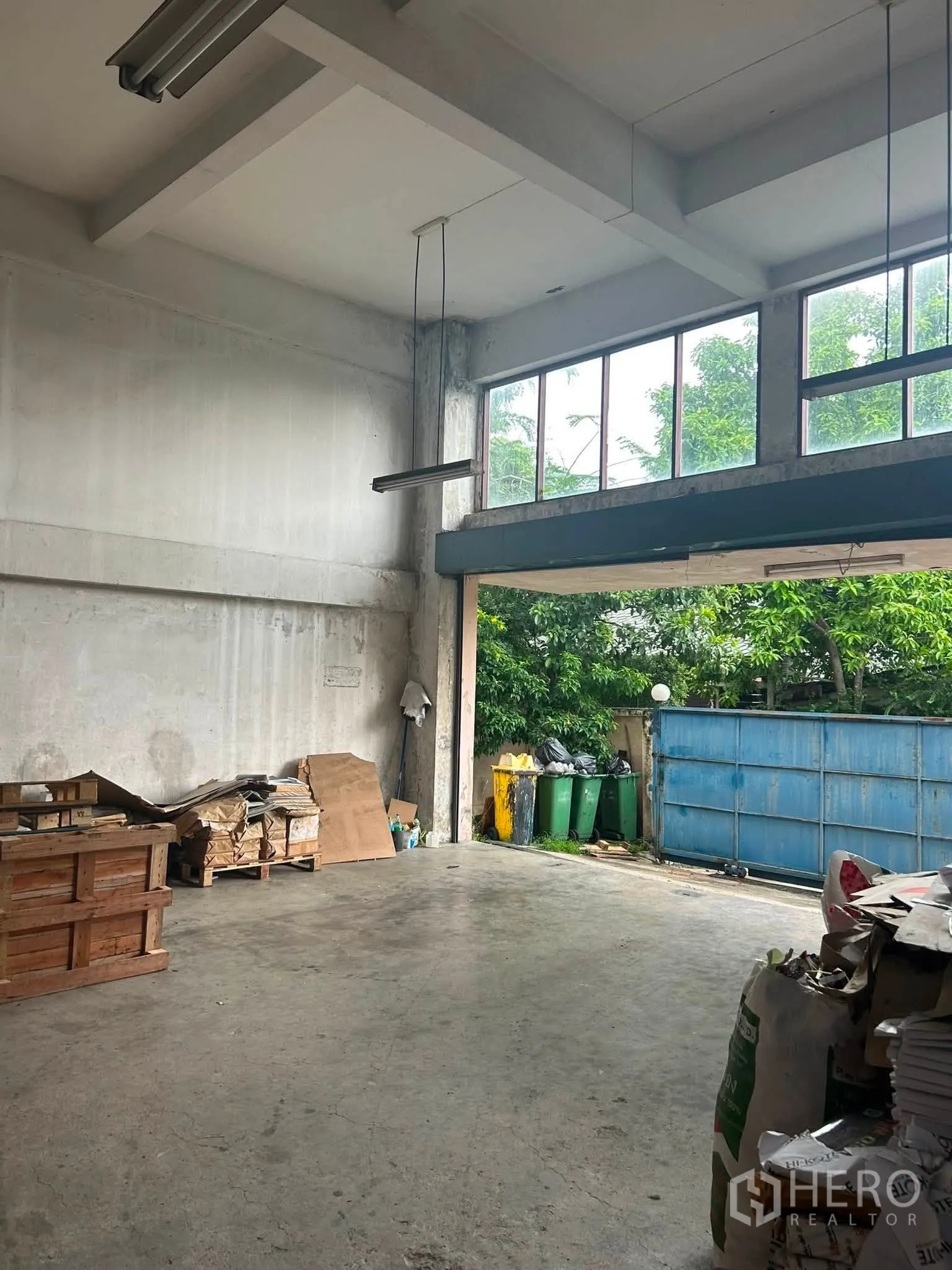 โกดัง for rent in Phra Khanong, Bangkok - โซนขนถ่ายสินค้าพื้นระดับเดียว เพดานสูง มีหน้าต่างและประตูโลหะบานกว้างเปิดสู่ลาน