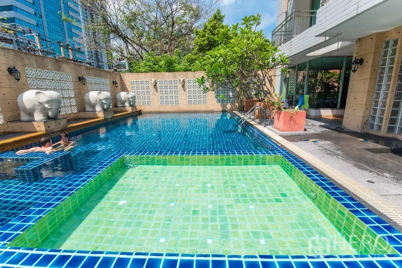 房间 出租在Sathon, Bangkok - 户外泳池配马赛克池面与大象水景，设儿童浅池。