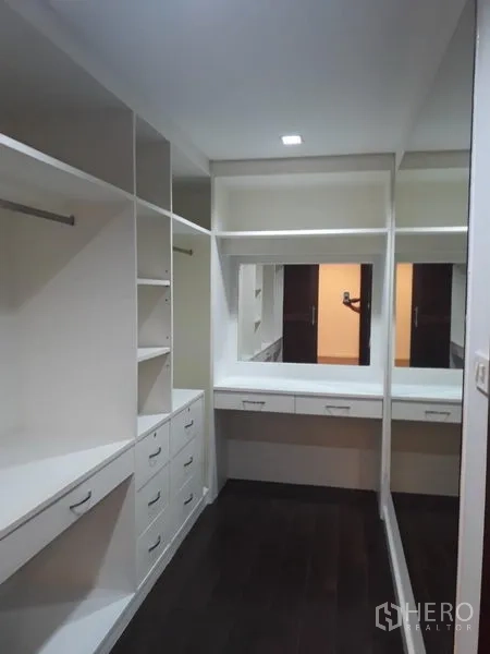 บ้าน ให้เช่าในWatthana, Bangkok - วอล์กอินคลอเซตบิวท์อินสีขาวพร้อมลิ้นชักและโต๊ะเครื่องแป้ง