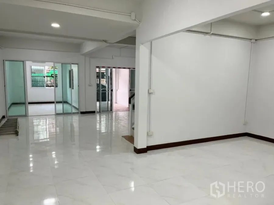 ทาวน์เฮาส์ ให้เช่าในDin Daeng, Bangkok - ห้องนั่งเล่นโปร่ง พื้นกระเบื้องเงา มีประตูกระจกบานเลื่อนกั้นพื้นที่ใช้สอย.