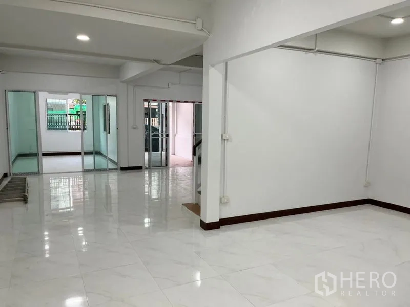 ทาวน์เฮาส์ ให้เช่าในDin Daeng, Bangkok - ห้องนั่งเล่นโปร่ง พื้นกระเบื้องเงา มีประตูกระจกบานเลื่อนกั้นพื้นที่ใช้สอย.