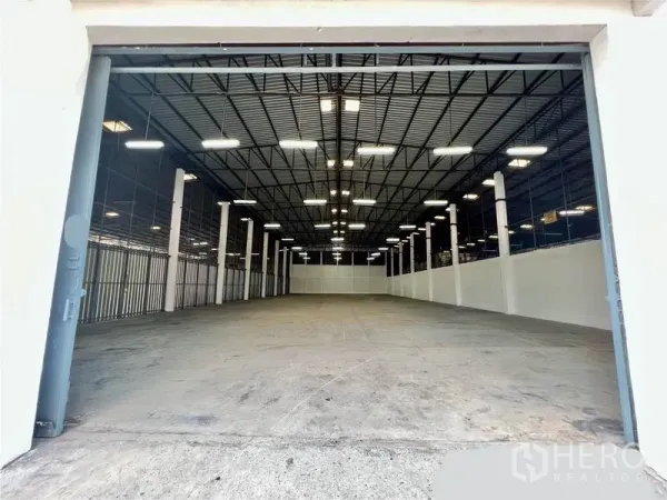 คลังสินค้า ให้เช่าในPak Kret, Nonthaburi - ภายในโกดังเพดานสูง โครงหลังคาเหล็ก ไฟ LED เสาพร้อมพื้นคอนกรีตขัดมัน