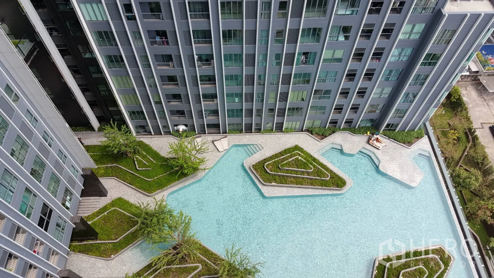 公寓 出租在Bang Rak, Bangkok - 客厅全景：沙发、茶几与草坪阳台，自然采光充足。