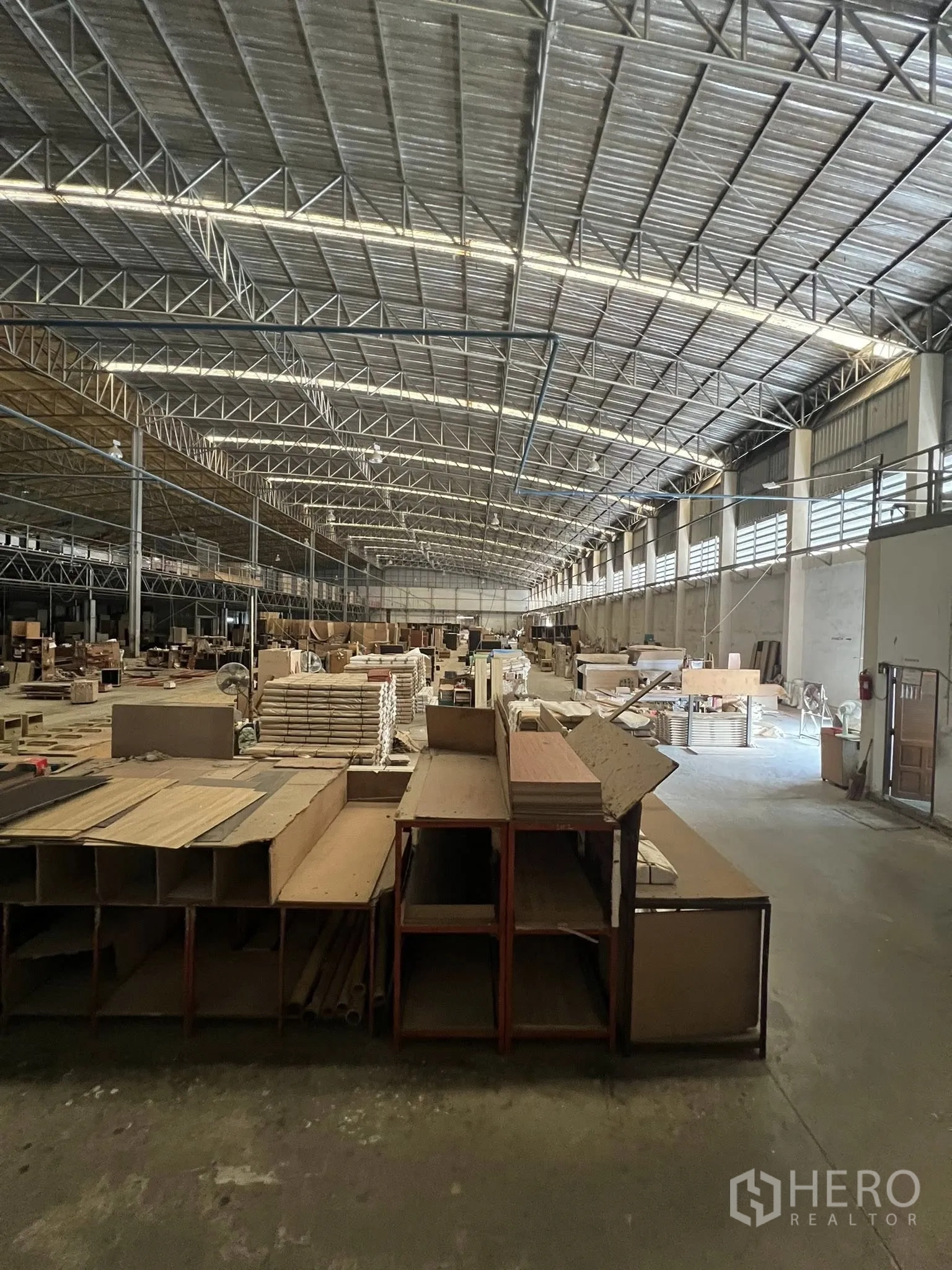 工厂 出租或出售在Sai Noi, Nonthaburi - 纵深生产车间，侧墙通风百叶，堆放木板材料