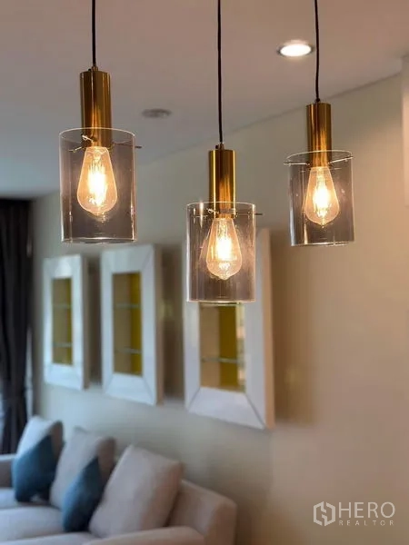 公寓 出租在Bang Rak, Bangkok - 三盏现代吊灯，裸露灯泡点亮起居空间。