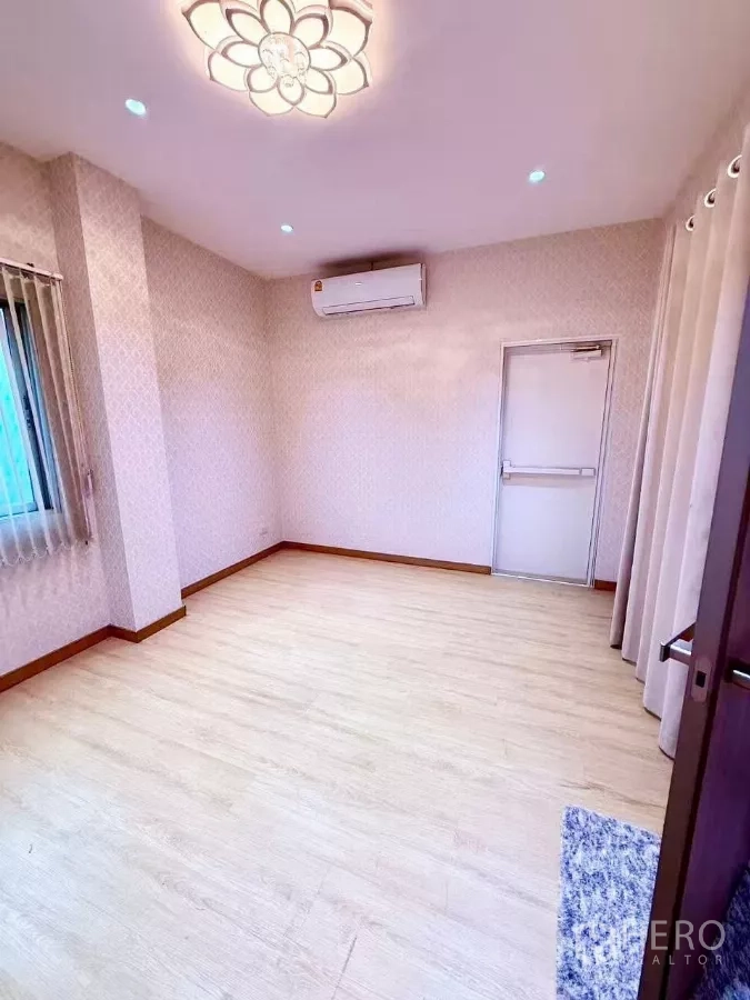 สำนักงานที่บ้าน ให้เช่าหรือขายในWang Thonglang, Bangkok - ห้องนอนหรือออฟฟิศโทนอบอุ่น วอลล์เปเปอร์และไฟเพดาน