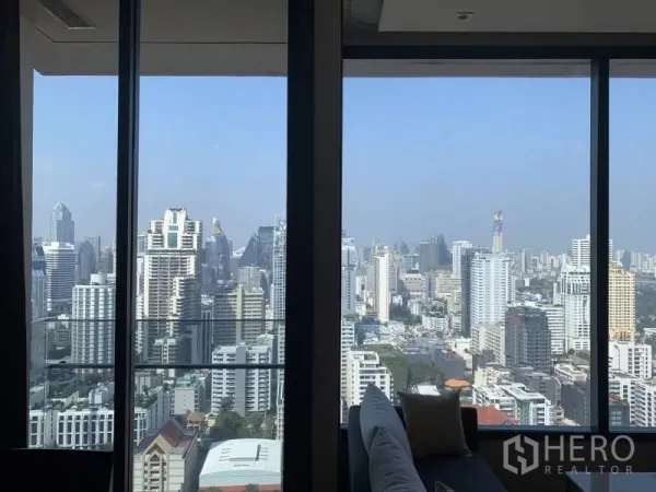 คอนโด ให้เช่าหรือขายในWatthana, Bangkok - ห้องนั่งเล่นคอนโดชั้นสูงพร้อมกระจกเต็มบาน มองเห็นวิวสกายไลน์กรุงเทพฯ