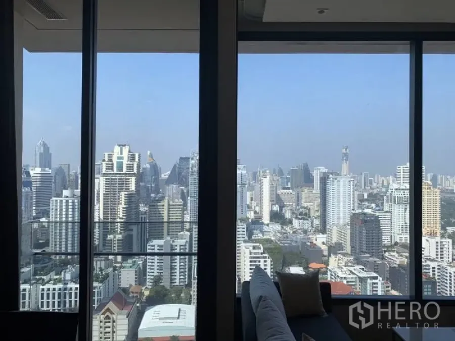 คอนโด ให้เช่าหรือขายในWatthana, Bangkok - ห้องนั่งเล่นคอนโดชั้นสูงพร้อมกระจกเต็มบาน มองเห็นวิวสกายไลน์กรุงเทพฯ