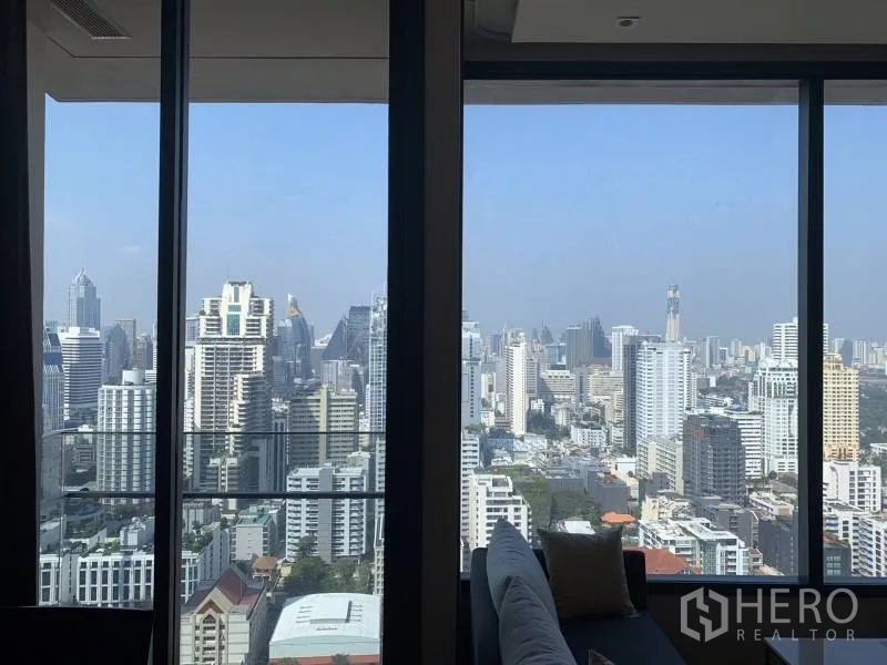 คอนโด ให้เช่าหรือขายในWatthana, Bangkok - ห้องนั่งเล่นคอนโดชั้นสูงพร้อมกระจกเต็มบาน มองเห็นวิวสกายไลน์กรุงเทพฯ