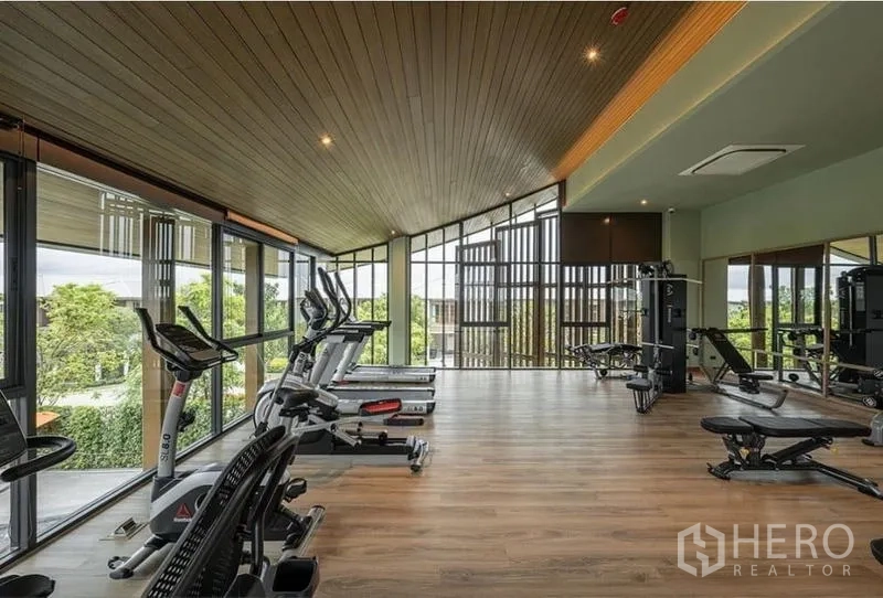 独立式住宅 出租在Bang Kapi, Bangkok - 采光充足的健身房，配置有有氧与力量器械