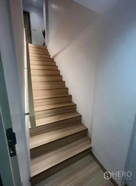 สำนักงานที่บ้าน ขายในPhra Khanong, Bangkok - บันไดไม้สว่างเชื่อมต่อทุกชั้นของโฮมออฟฟิศ