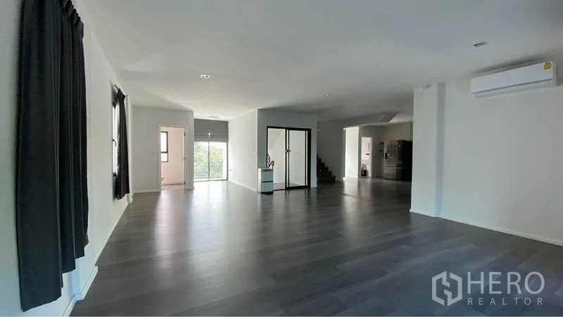 零售空间 出售在Bang Na, Bangkok - 宽敞的开放式楼层，深色木地板，玻璃隔间与空调。