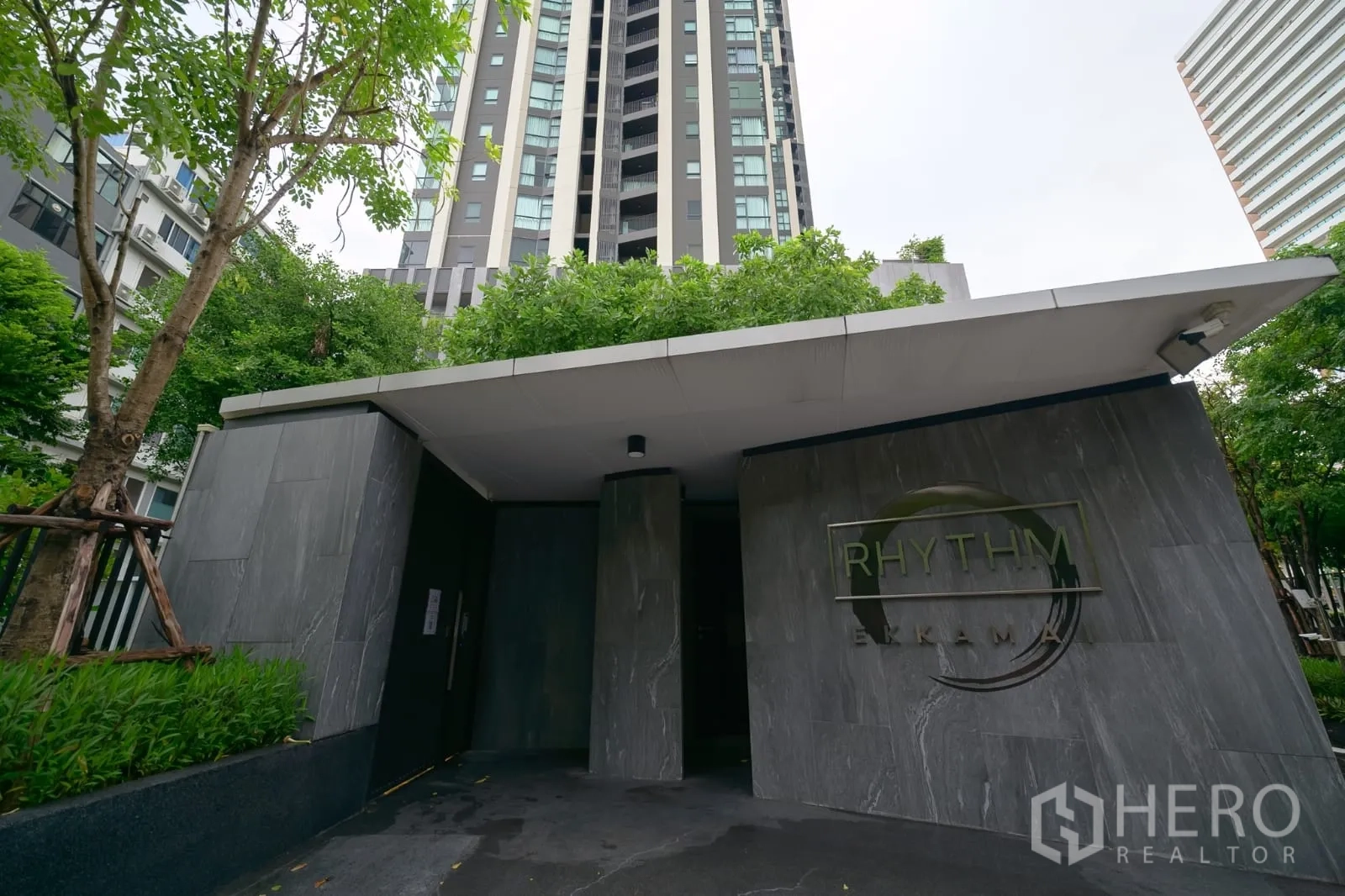 คอนโด ให้เช่าในKhlong Toei, Bangkok - ทางเข้าโครงการคอนโดสมัยใหม่ ป้ายอาคารและสวน