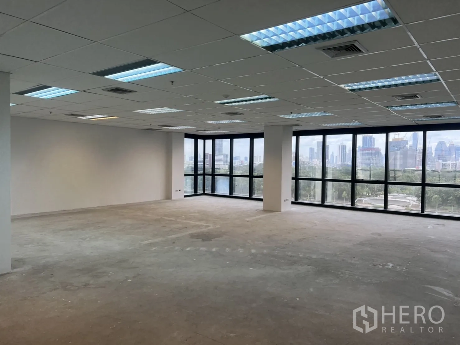 สำนักงาน ให้เช่าในWatthana, Bangkok - ออฟฟิศแปลนเปิด เพดานไฟตะแกรง หน้าต่างกว้างรับวิวเมืองและพื้นที่สีเขียว
