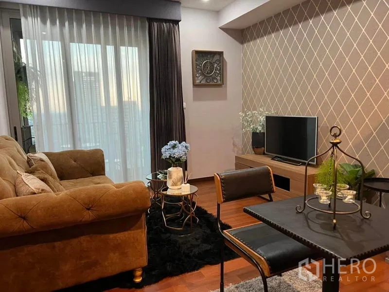 公寓 出租在Watthana, Bangkok - 客厅配落地窗帘，连接阳台，远眺城市景观。