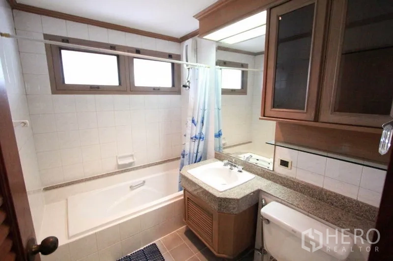 บ้าน ให้เช่าในPrawet, Bangkok - ห้องน้ำกะทัดรัดพร้อมอ่างอาบน้ำ เคาน์เตอร์หินแกรนิต ตู้ลอย และหน้าต่างกระจกฝ้า