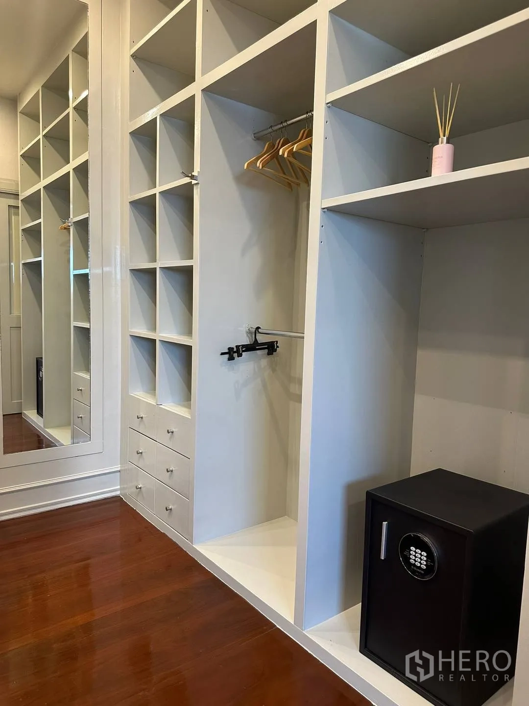 บ้านเดี่ยว for rent in Watthana, Bangkok - ห้องแต่งตัวบิลท์อิน ชั้นวาง ลิ้นชัก และตู้เซฟ