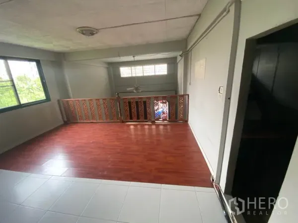 Retail Space for rent in Khlong San, Bangkok - Mezzanine area with wood-look flooring, window light and decorative railing.