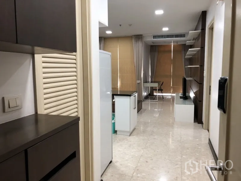 คอนโด ให้เช่าในKhlong Toei, Bangkok - โถงทางเดินสู่โซนรับแขกแบบเปิด พร้อมเคาน์เตอร์ครัว หน้าต่างบานใหญ่ และพื้นหินอ่อน