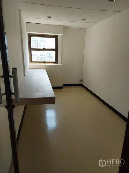 办公空间 出租在Pathum Wan, Bangkok - 紧凑型独立办公室，设有窗户与内置工作台面。