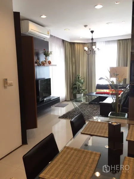 คอนโด ให้เช่าในKhlong Toei, Bangkok - มุมทานอาหารมองสู่ห้องนั่งเล่นสว่าง มีหน้าต่างบานใหญ่และโคมไฟระย้า