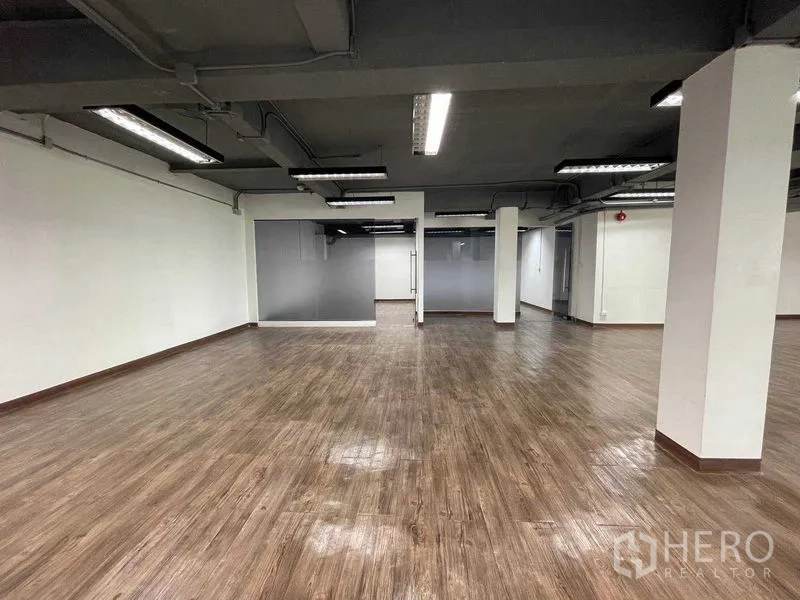 Office Space for rent in Ratchathewi, Bangkok - Spacious open office with frosted glass partitions and linear ceiling lights.