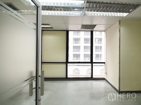 สำนักงาน ให้เช่าในWatthana, Bangkok - ห้องทำงานขนาดกะทัดรัด ประตูกระจกและหน้าต่างมองอาคารติดกัน