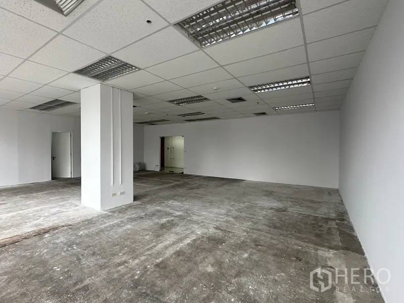 ออฟฟิศ for rent in Watthana, Bangkok - พื้นที่ทำงานโล่งมีเสากลางและโคมไฟฟลูออเรสเซนต์