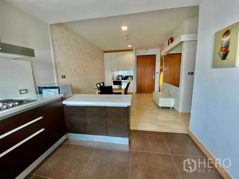 คอนโด ให้เช่าหรือขายในWatthana, Bangkok - ครัวแบบเปิดเชื่อมต่อมุมทานอาหาร พร้อมผนังลายกราฟิก