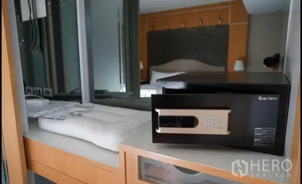 คอนโด ให้เช่าในKhlong Toei, Bangkok - ตู้เซฟอิเล็กทรอนิกส์ติดตั้งในชั้นวางบิ้วต์อินภายในห้องนอน