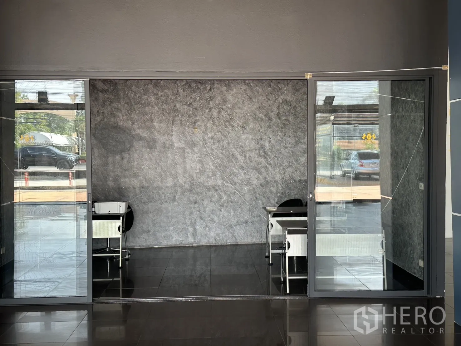 展厅 for rent in Suan Luang, Bangkok - 主展厅内两间玻璃小隔间与办公桌。