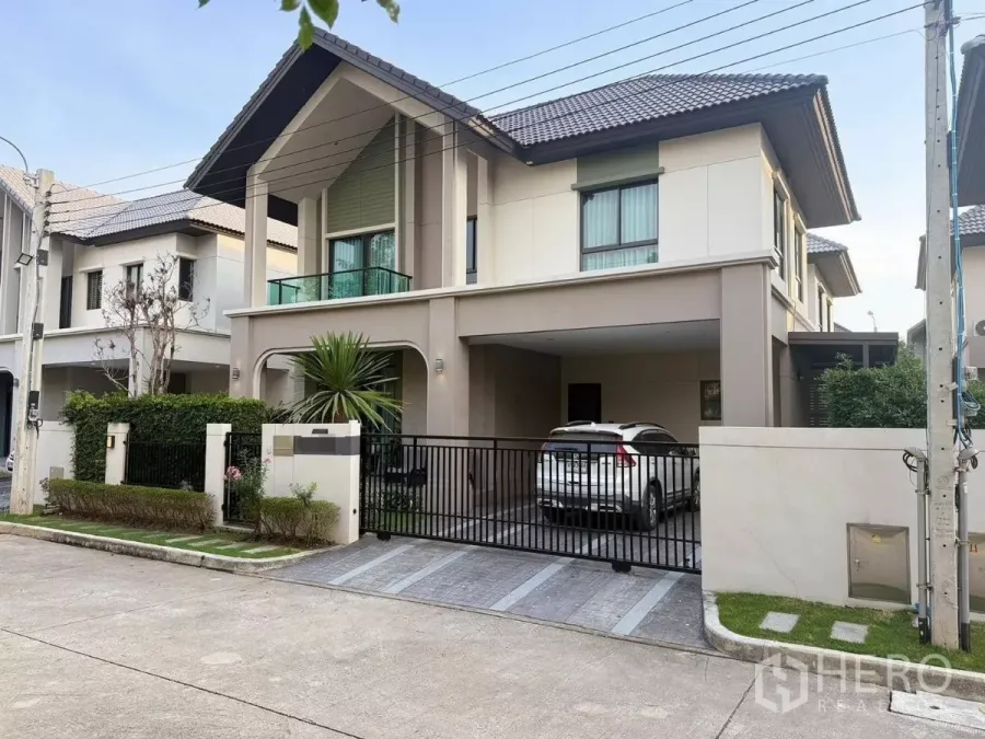 Detached House for rent in Bang Phli, Samut Prakan - Modern two-storey detached house with gated carport and tiled roof on a quiet project street.
