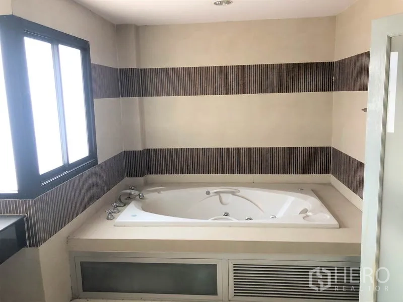 สำนักงานที่บ้าน ให้เช่าในWang Thonglang, Bangkok - ห้องน้ำพร้อมอ่างจากุซซี่บิลท์อิน กระเบื้องลายเส้น และหน้าต่างแสงธรรมชาติ