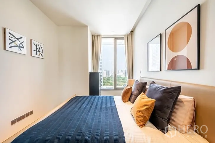 คอนโด ให้เช่าในBang Rak, Bangkok - หน้าต่างห้องนอนมองเห็นวิวสีเขียวและสกายไลน์